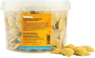 Banaanhartjes verpakt in een hersluitbare 1,2kg emmer. Deze heerlijke paardensnacks met banaansmaak, in de vorm van schattige hartjes, zijn perfect voor dagelijks gebruik en ideaal als beloning tijdens training, wedstrijden, of gewoon als tussendoortje.