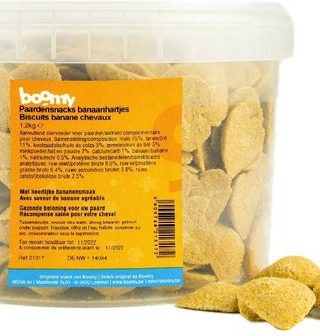 Banaanhartjes verpakt in een hersluitbare 1,2kg emmer. Deze heerlijke paardensnacks met banaansmaak, in de vorm van schattige hartjes, zijn perfect voor dagelijks gebruik en ideaal als beloning tijdens training, wedstrijden, of gewoon als tussendoortje.