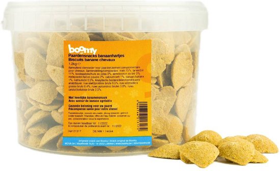 Banaanhartjes verpakt in een hersluitbare 1,2kg emmer. Deze heerlijke paardensnacks met banaansmaak, in de vorm van schattige hartjes, zijn perfect voor dagelijks gebruik en ideaal als beloning tijdens training, wedstrijden, of gewoon als tussendoortje.