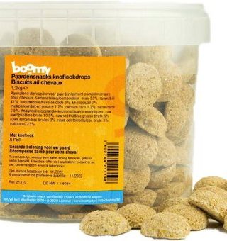 Suikervrije paardensnacks knoflookdrops, verpakt in een handige en hersluitbare 1kg emmer. Deze paardensnacks zijn ideaal voor dagelijks gebruik en perfect als beloning tijdens training, wedstrijden, of gewoon als tussendoortje.