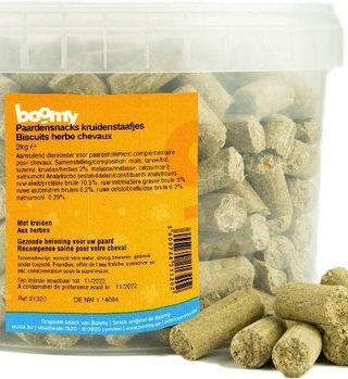 Suikervrije kruidenstaafjes verpakt in een hersluitbare 2kg emmer of in bulkverpakking van 5kg. Deze smakelijke paardensnacks met een unieke kruidenmix zijn perfect voor dagelijks gebruik en ideaal als beloning tijdens training, wedstrijden, of gewoon als tussendoortje.