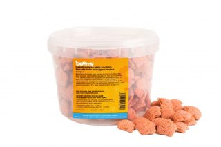 Suikervrije paardensnacks met de smaak van wilde vruchten verpakt in een hersluitbare 1,2kg emmer. Versterk de band met je paard via deze snacks!