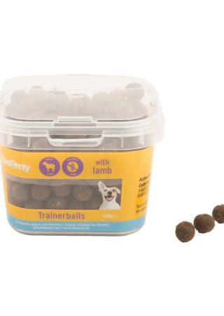 Deze trainerballs met lam of zalmsmaak zijn de ideale snack voor op puppytraining of hondenschool. De zachte balletjes van 8mm zijn geschikt voor elk ras.