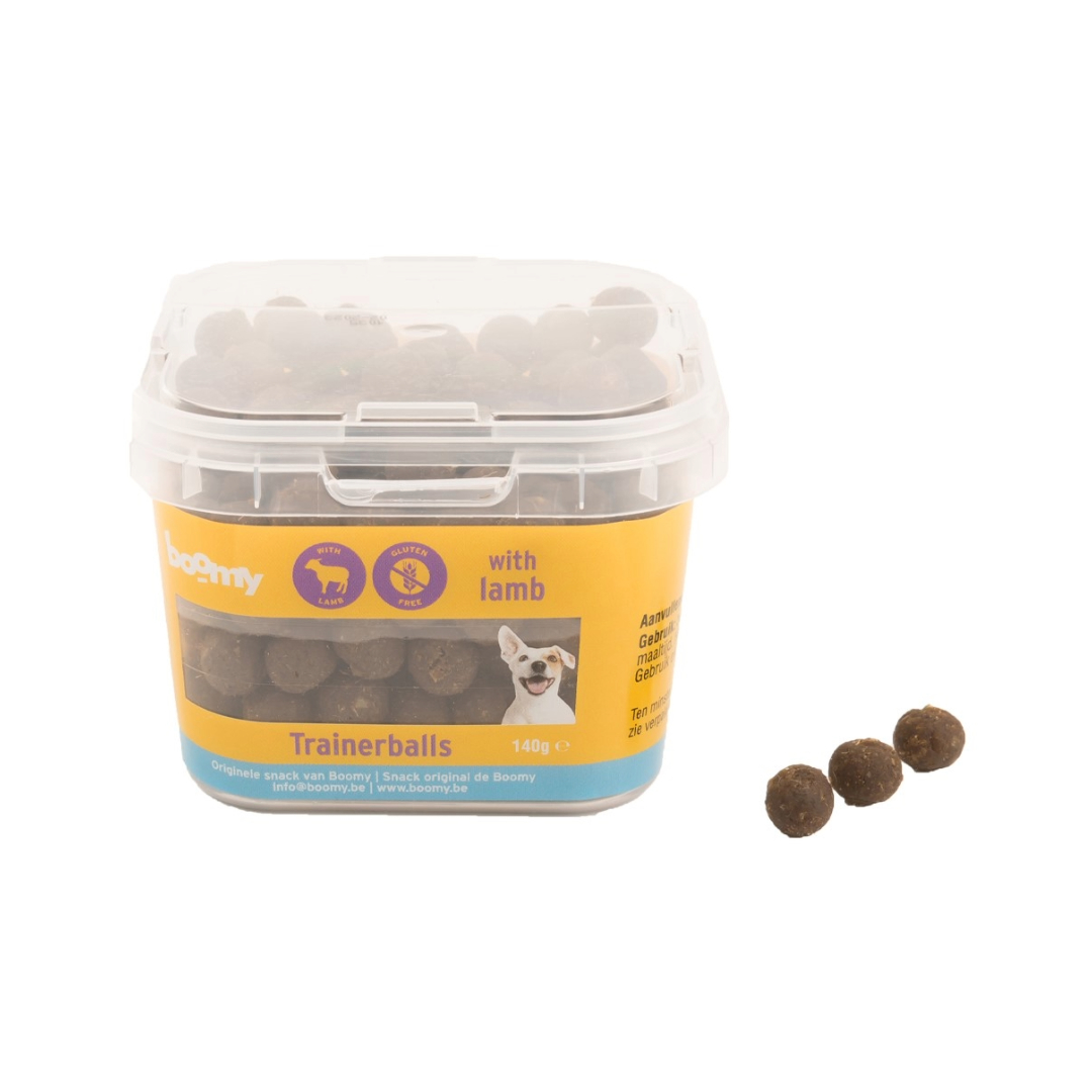 Deze trainerballs met lam of zalmsmaak zijn de ideale snack voor op puppytraining of hondenschool. De zachte balletjes van 8mm zijn geschikt voor elk ras.