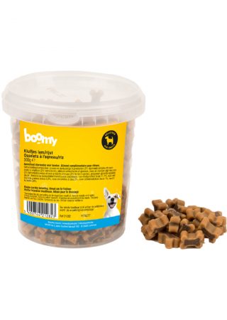 Heerlijke zachte kluifjes met lam/rijst basis, perfect voor trainings- en beloningsmomenten. Verpakt in een handige hersluitbare emmer van 500g.
