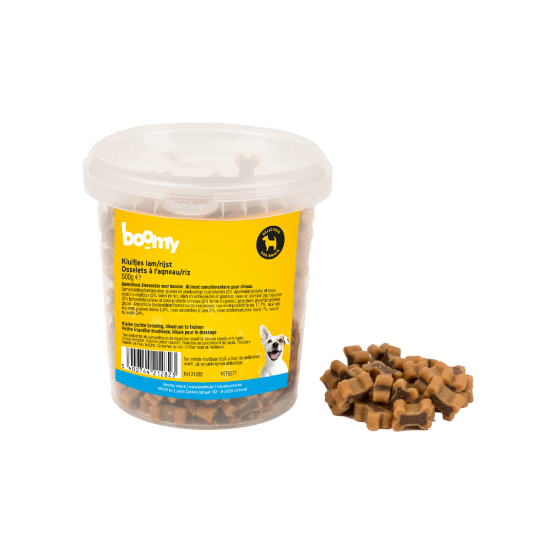 Heerlijke zachte kluifjes met lam/rijst basis, perfect voor trainings- en beloningsmomenten. Verpakt in een handige hersluitbare emmer van 500g.
